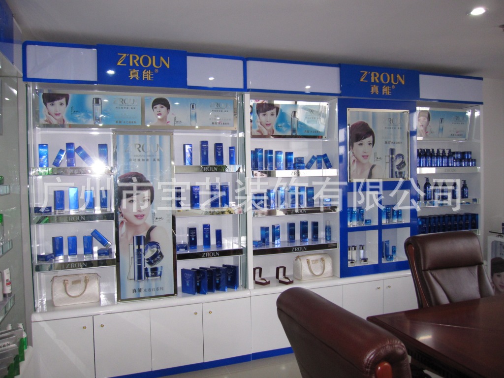 化妝品展柜與精品陳列 廣州市寶藝裝飾的專業(yè)解決方案